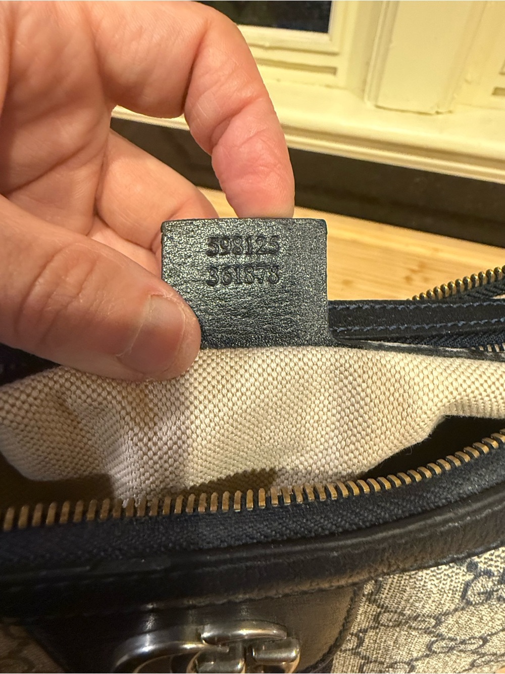 authentic Gucci Beige GG Supreme Canvas Crossbody with Red & Blue Stripe - Picture 10 of 12